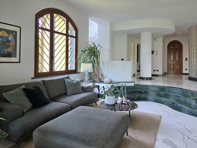 MASSA, villa di ampia metratura nella prima periferia, disposta su tre livelli con ampio giardino di circa 1.300 mq. Composta di salone con camino, cu - Foto 13