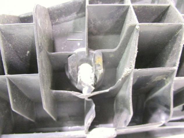 CARENATURA POGGIAPIEDI POSTERIORE SINISTRA SUZUKI BURGMAN UH 200 2006 - 2012 4812303H00Y0J REAR RIGHT FOOTREST ATTACCO DANNEGGIATO CON GRAFFI - Foto 2