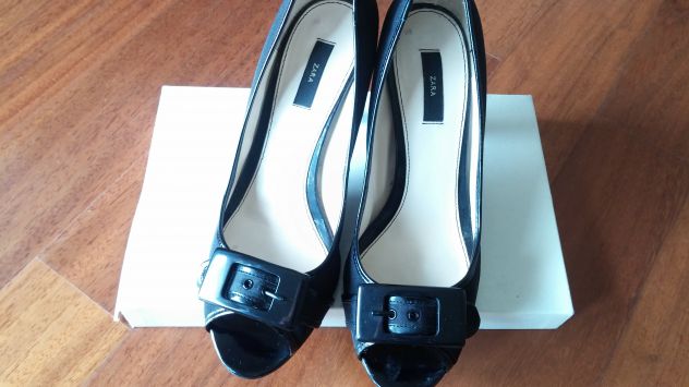 DECOLLETE OPEN TOE NERE CON FIBBIA - Foto 3