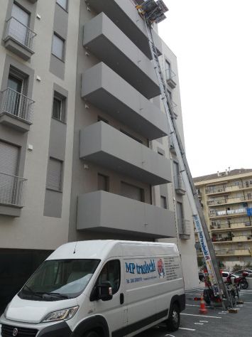 NOLEGGIO SCALA MONTACARICHI PER TRASLOCHI E MOBILIFICI PD