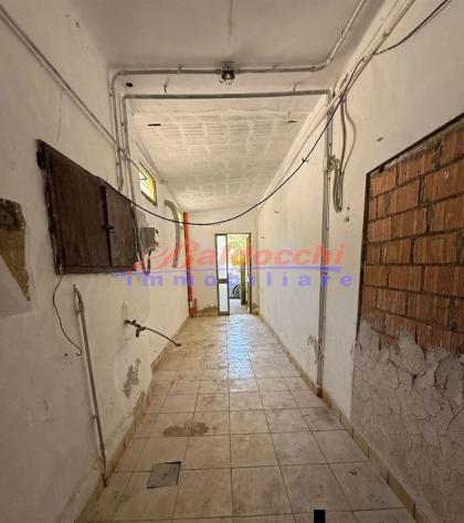 Casa di fila di testa di mq. 240 commerciali disposta su due piani da ristrutturare. - Foto 8