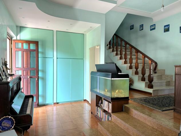 RONCHI, zona tranquilla e vicina al mare, villa su più livelli con ampio giardino su quattro lati. Al piano terra troviamo ingresso, salone, tinello, - Foto 14