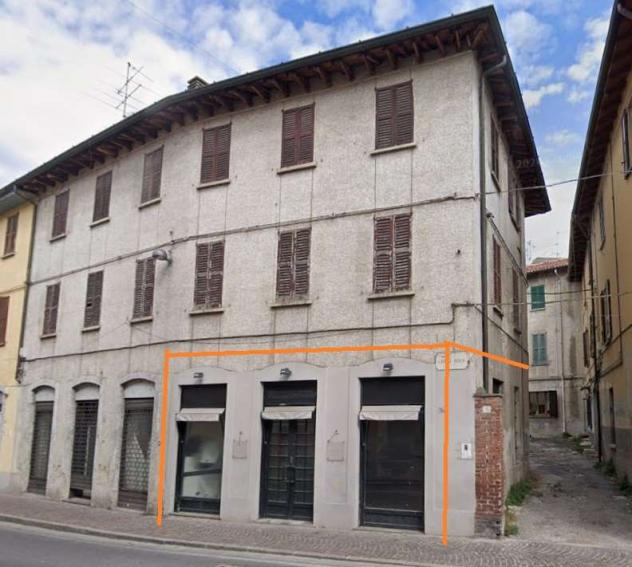 V000964 - CANTU' vendiamo NEGOZIO con tre vetrine e due bagni