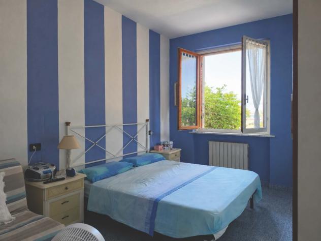MARINA DI MASSA, vicinissimo al mare, vendesi appartamento bilocale ristrutturato e arredato con giardino e ingresso indipendente: soggiorno con angol - Foto 8