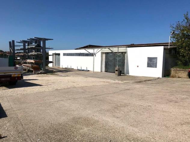 Compendio Immobiliare ad Alto Reddito con Capannone e Terreno - Foto 2