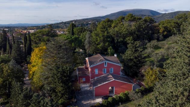 VILLA di 12 vani e di 700 mq (FOLIGNO - CAPPUCCINI) rif. CAPPUCCINI