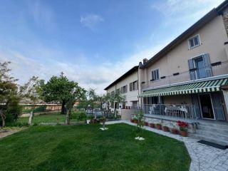 ampio quadrilocale con giardino privato e doppio ingresso