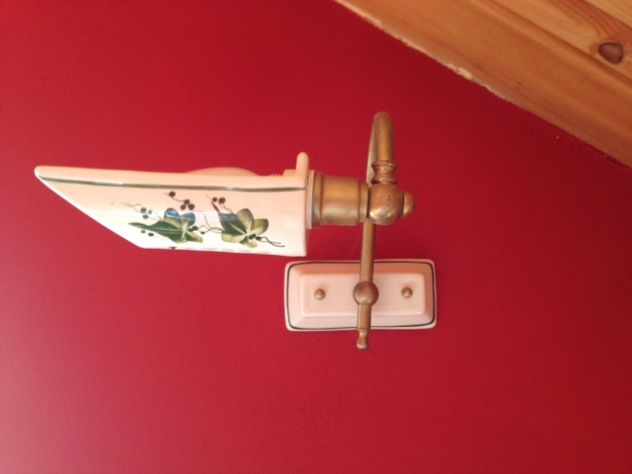 Applique in ottone e ceramica decorata vintage
