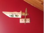 Applique in ottone e ceramica decorata vintage