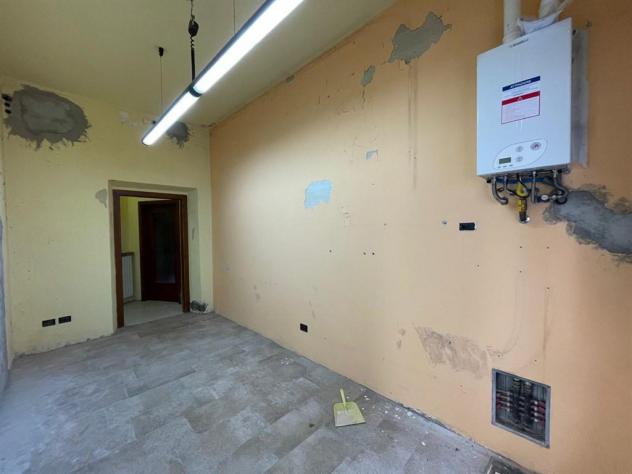 negozio con vetrina di 2 locali + antibagno e bagno.. libero subito - Foto 9
