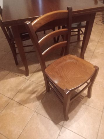 Tavolo pieghevole in legno massello con 4 sedie – €170 - Foto 3