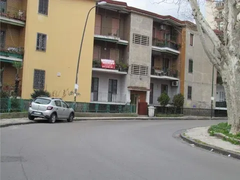 Vendesi trilocale terzo piano ascensore-parco chiuso posto auto e moto e cantina - Foto 8