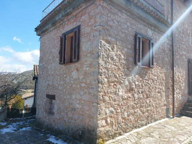 PORZIONE IN PIETRA DI UN CASALE A SPOLETO - Foto 2