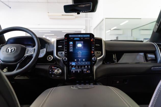 RAM 1500 NUOVO RAM 2025 Laramie Night Premium 3.0L Twin- Turbo 420 CV - Foto 9