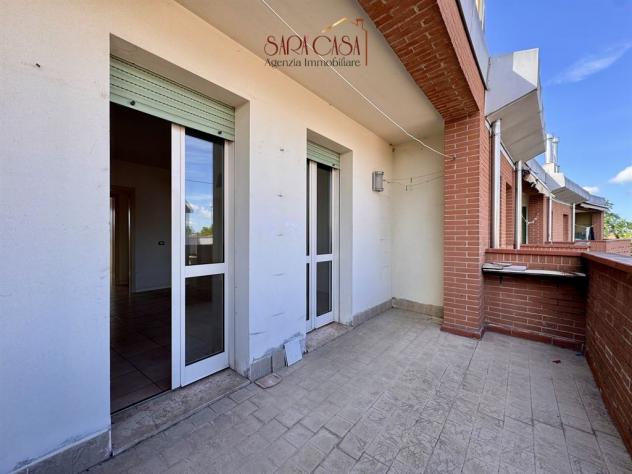 Luminoso appartamento con due camere, terrazzo e garage - Foto 8