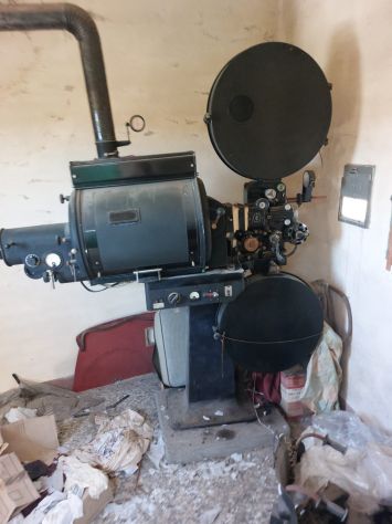 VENDO PROIETTORE CINEMATOGRAFICO