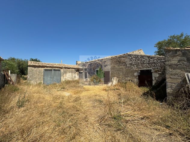TERRENO AGRICOLO 1800 MQ CON RUDERE DI 240 MQ