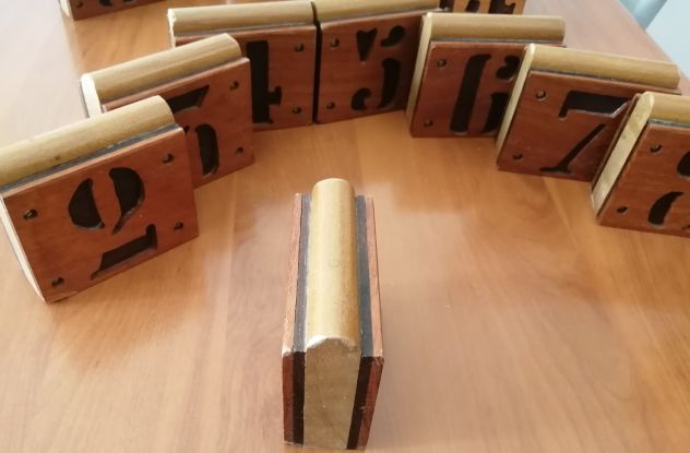 SET NUMERI SEGNA TAVOLO DA 1 A 14 IN LEGNO FATTI A MANO ORIGGINALE RISTORANTE PI - Foto 9