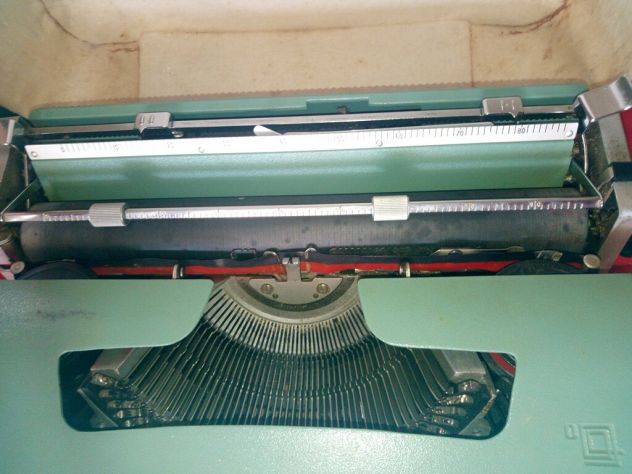 Macchina da scrivere Olivetti modello Lettera 32. Vintage. - Foto 3