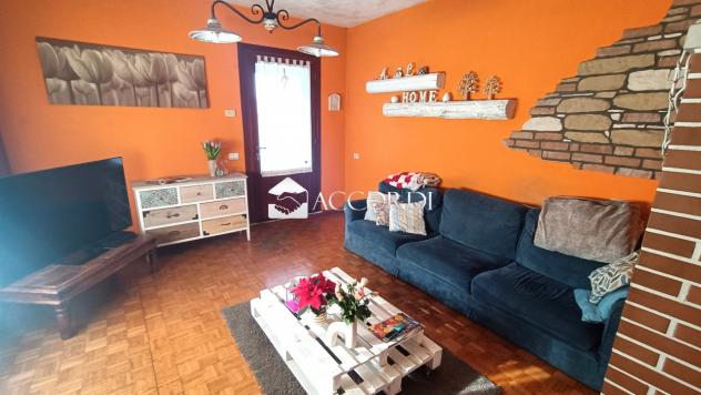 CASA INDIPENDENTE di 4 vani e di 300 mq (CROCETTA DEL MONTELLO) rif. AS105