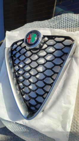 Griglia frontale grigia con logo originale Alfa Romeo Giulia - Foto 4