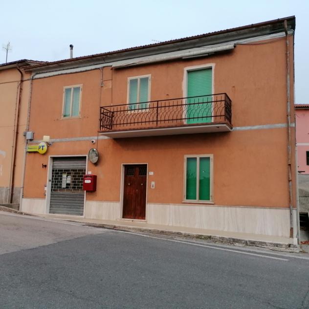 Nella Fraz.di Selvena, comune di Castell'Azzara vendiamo intera palazzina con possibilità di duplice appartamento. Accompagna lo stabile un piccolo gi