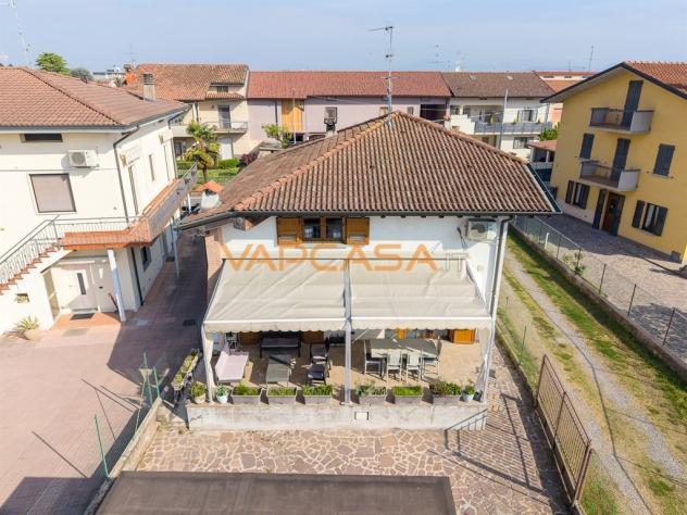 VILLA SINGOLA CON GIARDINO PRIVATO E POSSIBILITÀ PISCINA – CIVIDATE AL PIANO - Foto 4
