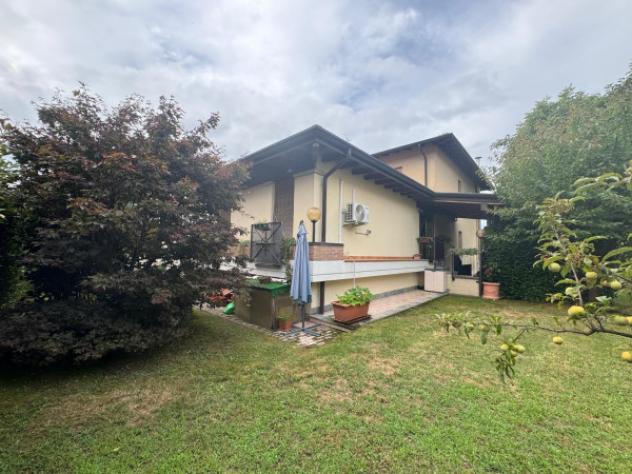 Villa di 460 m² con più di 5 locali e box auto doppio in vendita a Induno Olona