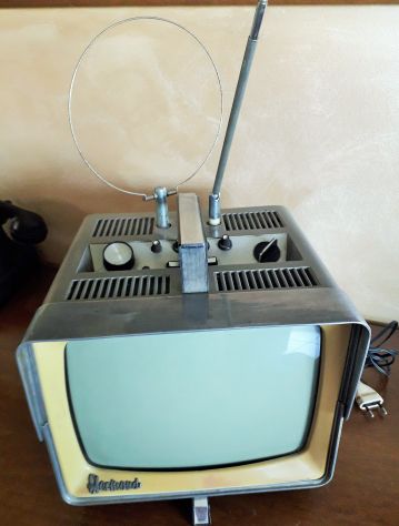Televisore portatile bianco e nero anni '60 DERMOND mod.TR 30-18 made in Italy ,