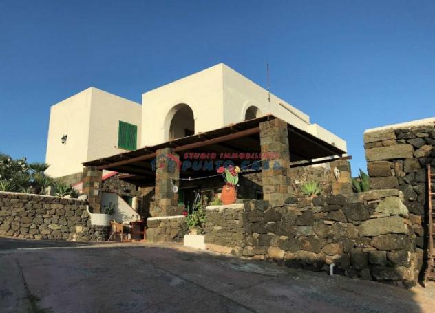 PANTELLERIA – Punta Fram, splendida villa con due unità abitative, oltre veranda e terreno. Vista mare. Euro 490mila CL G - Foto 3