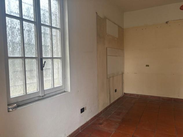 VILLA SINGOLA CON DUE APPARTAMENTI DA PARZIALMENTE RISTRUTTURARE - Foto 5