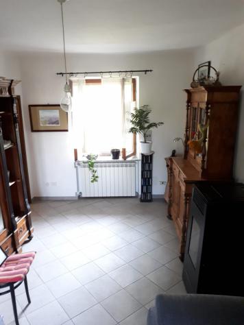 ristrutturata nel 2015 su due livelli: al piano terra ampia cucina, con caminetto, sala e scala di collegamento posta tra i due vani, piano primo dis - Foto 9
