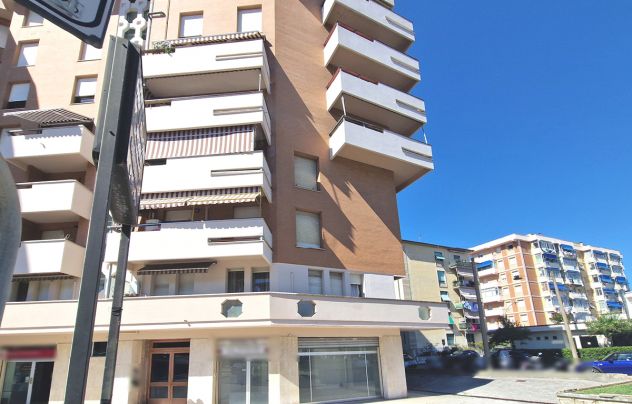 VIALE PETRARCA: Fondo commerciale con 4 vetrine - grande visibilità! - Foto 2