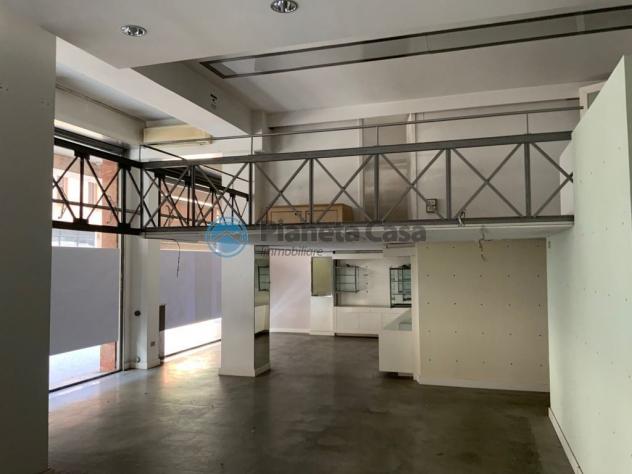 CENTRO STORICO: negozio con 4 vetrine, uffici e magazzino - Foto 6