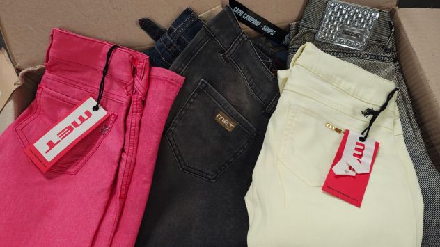 Stock di jeans donna NUOVI con etichetta, ottima qualitĂ .