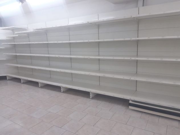 Scaffali in metallo per negozio "La Fortezza" usati - Foto 2
