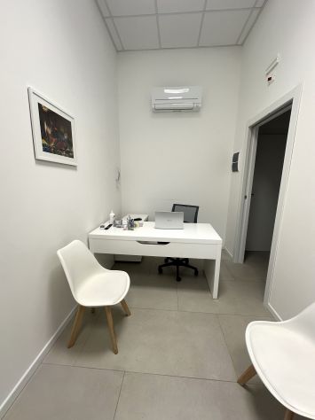 Studio medico ristrutturato con parcheggio interno, per professionisti sanitari - Foto 8
