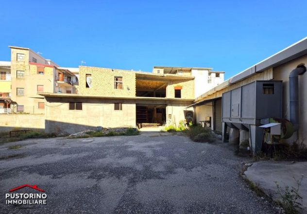 Via Gebbione-Capannone industriale con manufatti in corso di costruzione e corte