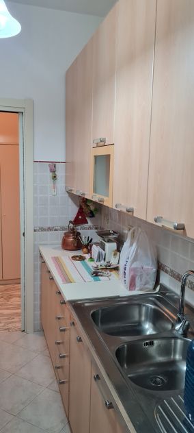 cucina con macchina a gas e tavolo con sedie - Foto 2