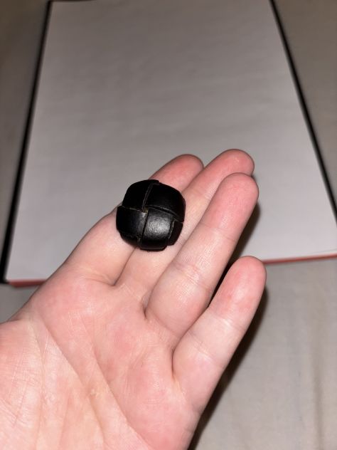 UN BOTTONE NUOVO MAI USATO IN VERA PELLE NERA INTRECCIATA E METALLO - Foto 5