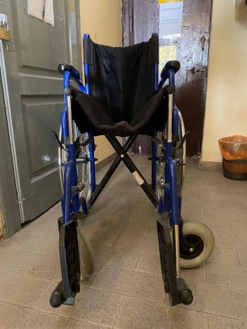 Carrozzina pieghevole per anziani e disabili - Foto 3