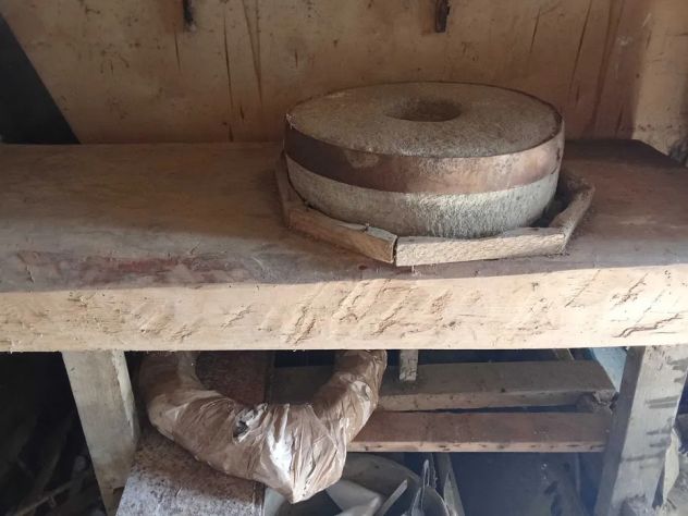 Mulino a mano antico per macinare le cereali