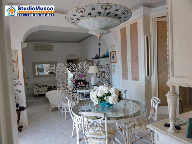 StudioMusco vende a Capri, su via Marina Piccola panoramicissimo appartamento indipendente. Con ampia terrazza panoramica, piccolo giardinetto, posto - Foto 10