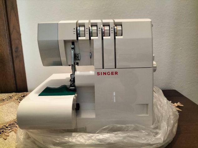 VENDO MACCHINA DA CUCIRE TAGLIACUCI SINGER 14SH754 A 4 FILI - Foto 2