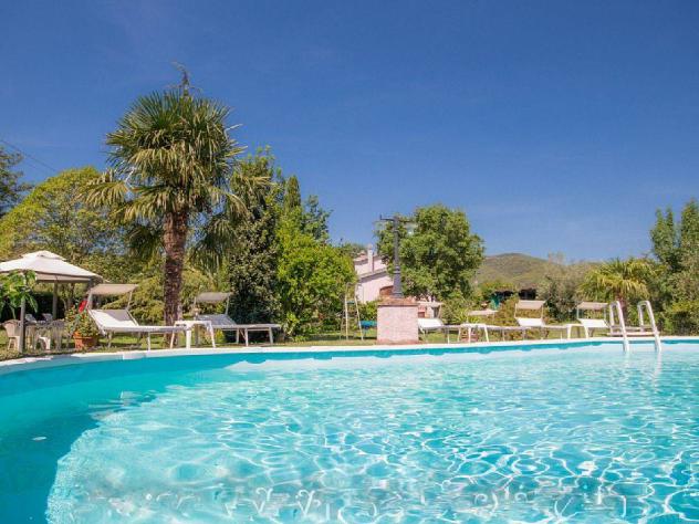Vendita Rustico casale da 130 mq con giardino con posto auto