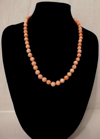 BELLA COLLANA IN AUTENTICO CORALLO ROSA VARIEGATO CHIUSURA ARGENTO.