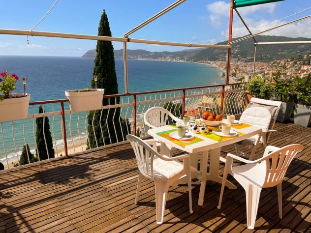 Alassio con fantastico terrazzo vista mare e garage, casa vacanza
