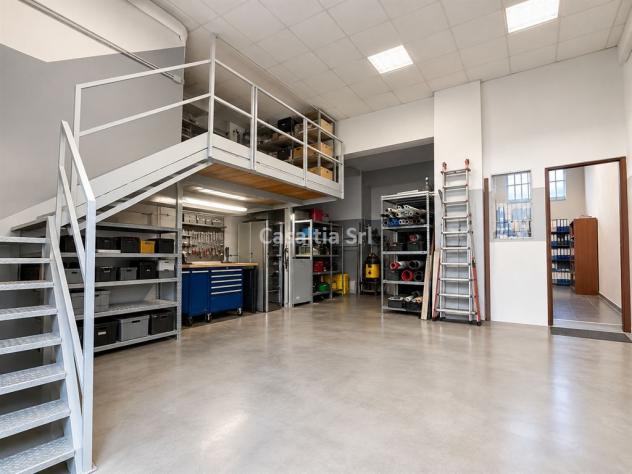 Spazio C3 con accesso furgoni, soppalco e ufficio - Foto 7