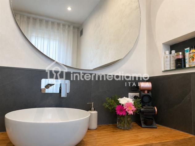 ELEGANTE QUADRILOCALE COMPLETAMENTE RISTRUTTURATO CON TERRAZZO - Foto 11