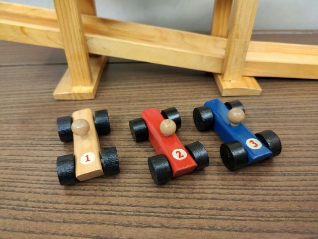 Pista vintage in legno con tre macchinine numerate - Foto 3